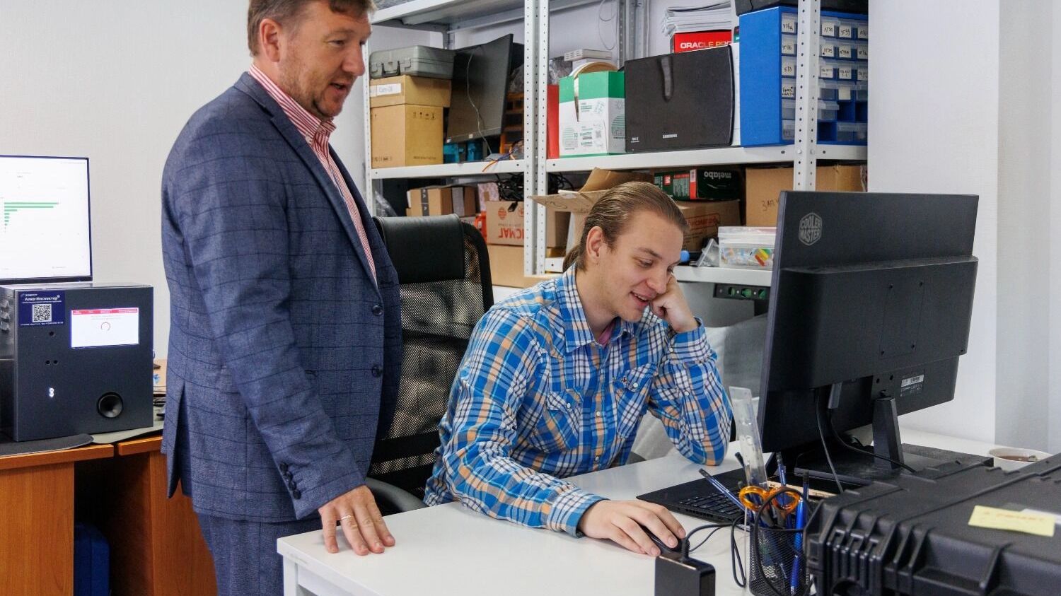 Сергей Никитин и разработчик за рабочим компьютером